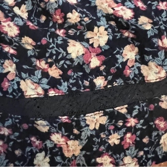 American Eagle on or off shoulder lace detail floral top size large - Picture 5 of 7